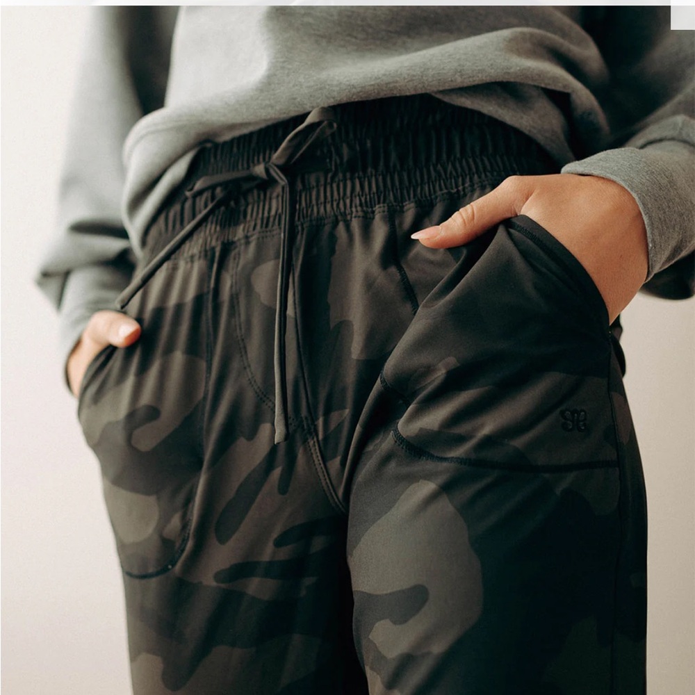 Albion Fit Camo Destination Joggers - Picture 3 of 12